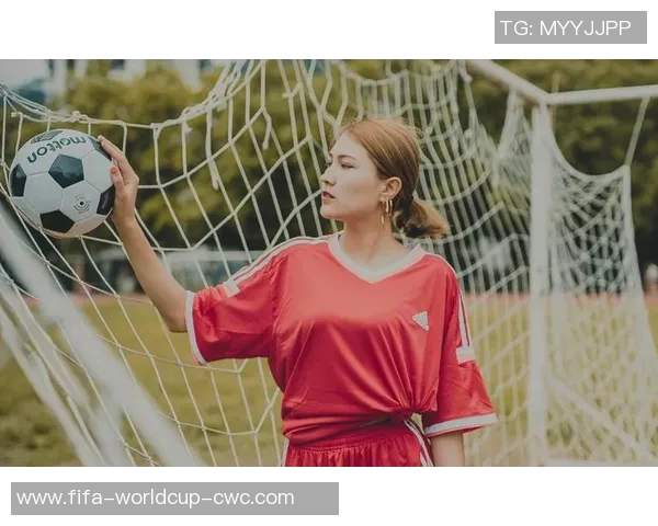 足球宝贝时尚衣服图片展示让你领略运动与美丽的完美结合 足球宝贝时尚衣服图片展示让你领略运动与美丽的完美结合